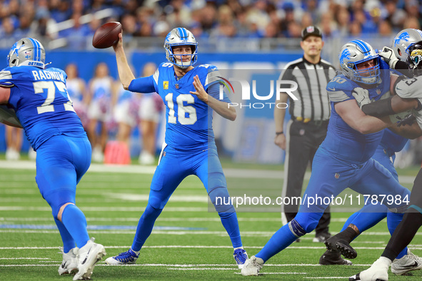 DETROIT,MICHIGAN-NOVEMBER17:  Quarterback Jared Goff (16) of the Detroit Lions goes to pass the ball during a game between the Detroit Lions...