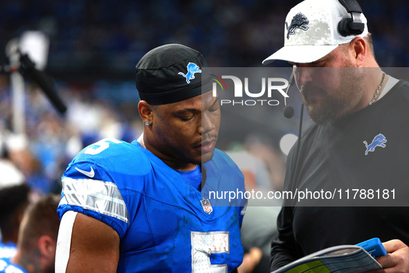 DETROIT,MICHIGAN-November 17: Detroit Lions offensive line Hank Fraley talks to running back David Montgomery (5) during the second half of...