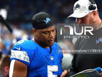 DETROIT,MICHIGAN-November 17: Detroit Lions offensive line Hank Fraley talks to running back David Montgomery (5) during the second half of...