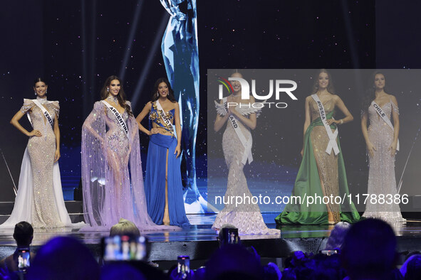 (L-R) Miss Venezuela Ileana Marquez, Miss Argentina Magali Benejam, Miss Puerto Rico Jennifer Colin, Miss Thailand Opal Suchata Chuangsri, M...