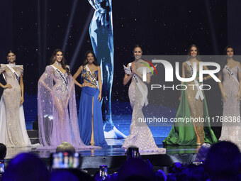 (L-R) Miss Venezuela Ileana Marquez, Miss Argentina Magali Benejam, Miss Puerto Rico Jennifer Colin, Miss Thailand Opal Suchata Chuangsri, M...