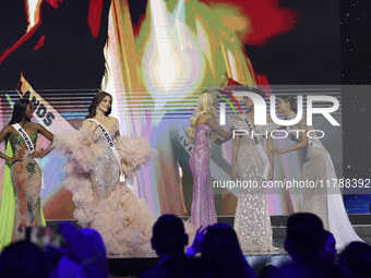 (L-R) Miss Nigeria Chidimma Adetshina, Miss Mexico Maria Fernanda Beltran, Miss Denmark Victoria Kjaer Theilvi, Miss Thailand Opal Suchata C...