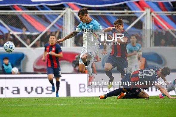 Gaston Campi of San Lorenzo competes for the ball against Bruno Zuculini of Racing Club during a Liga Profesional 2024 match between San Lor...