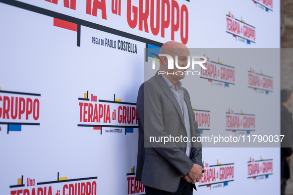 Claudio Bisio attends the ''Una Terapia Di Gruppo'' photocall at The Space Cinema Moderno in Rome, Italy, on November 18, 2024. 