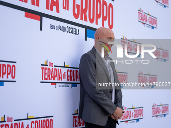 Claudio Bisio attends the ''Una Terapia Di Gruppo'' photocall at The Space Cinema Moderno in Rome, Italy, on November 18, 2024. (