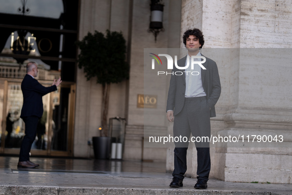 Leo Gassmann attends the ''Una Terapia Di Gruppo'' photocall at The Space Cinema Moderno in Rome, Italy, on November 18, 2024. 