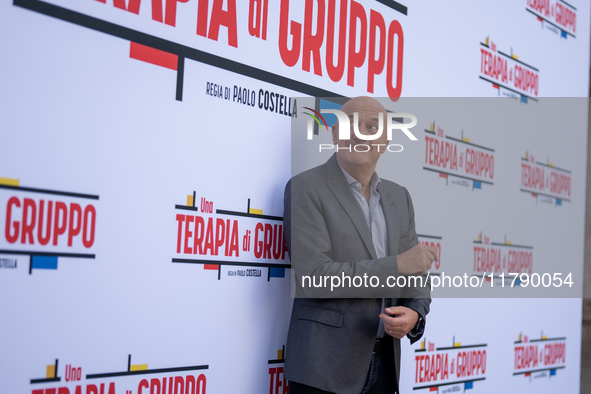 Claudio Bisio attends the ''Una Terapia Di Gruppo'' photocall at The Space Cinema Moderno in Rome, Italy, on November 18, 2024. 