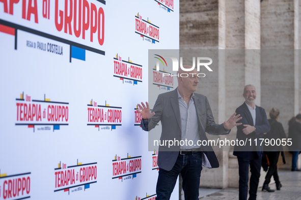 Claudio Bisio attends the ''Una Terapia Di Gruppo'' photocall at The Space Cinema Moderno in Rome, Italy, on November 18, 2024. 