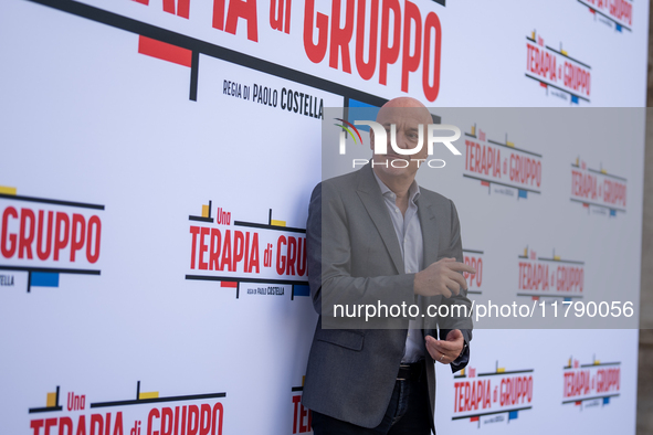 Claudio Bisio attends the ''Una Terapia Di Gruppo'' photocall at The Space Cinema Moderno in Rome, Italy, on November 18, 2024. 