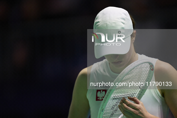 MALAGA, SPAIN - NOVEMBER 18: Iga Swiatek of Team Poland in her singles match against Jasmine Paolini of Team Italy in the Semi-Final tie bet...