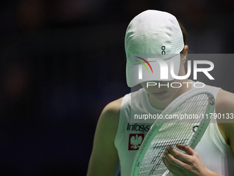 MALAGA, SPAIN - NOVEMBER 18: Iga Swiatek of Team Poland in her singles match against Jasmine Paolini of Team Italy in the Semi-Final tie bet...