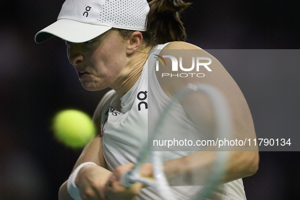 MALAGA, SPAIN - NOVEMBER 18: Iga Swiatek of Team Poland in her singles match against Jasmine Paolini of Team Italy in the Semi-Final tie bet...