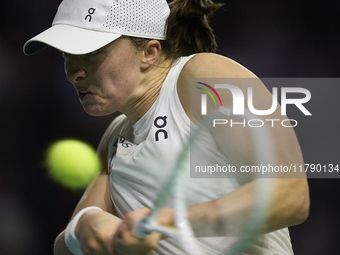 MALAGA, SPAIN - NOVEMBER 18: Iga Swiatek of Team Poland in her singles match against Jasmine Paolini of Team Italy in the Semi-Final tie bet...