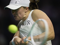 MALAGA, SPAIN - NOVEMBER 18: Iga Swiatek of Team Poland in her singles match against Jasmine Paolini of Team Italy in the Semi-Final tie bet...