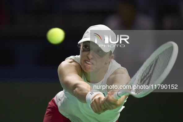 MALAGA, SPAIN - NOVEMBER 18: Iga Swiatek of Team Poland in her singles match against Jasmine Paolini of Team Italy in the Semi-Final tie bet...