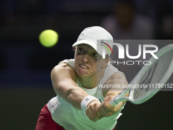 MALAGA, SPAIN - NOVEMBER 18: Iga Swiatek of Team Poland in her singles match against Jasmine Paolini of Team Italy in the Semi-Final tie bet...