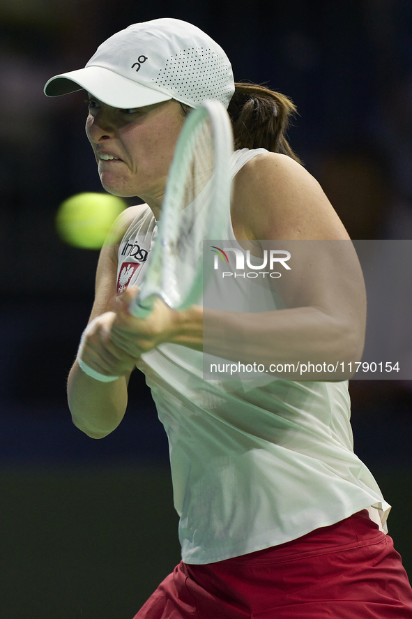 MALAGA, SPAIN - NOVEMBER 18: Iga Swiatek of Team Poland in her singles match against Jasmine Paolini of Team Italy in the Semi-Final tie bet...