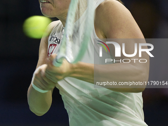 MALAGA, SPAIN - NOVEMBER 18: Iga Swiatek of Team Poland in her singles match against Jasmine Paolini of Team Italy in the Semi-Final tie bet...