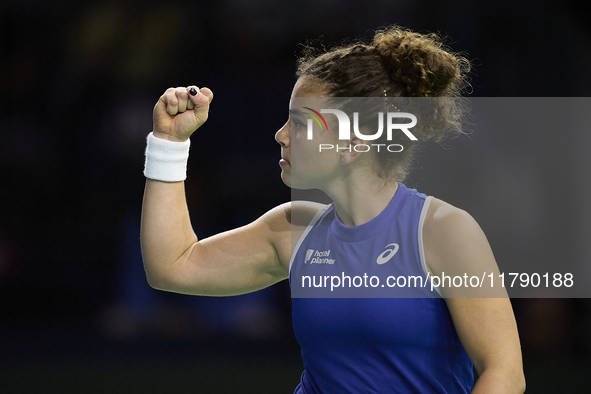 MALAGA, SPAIN - NOVEMBER 18: Jasmine Paolini of Team Italy in her singles match against Iga Swiatek of Team Poland in the Semi-Final tie bet...