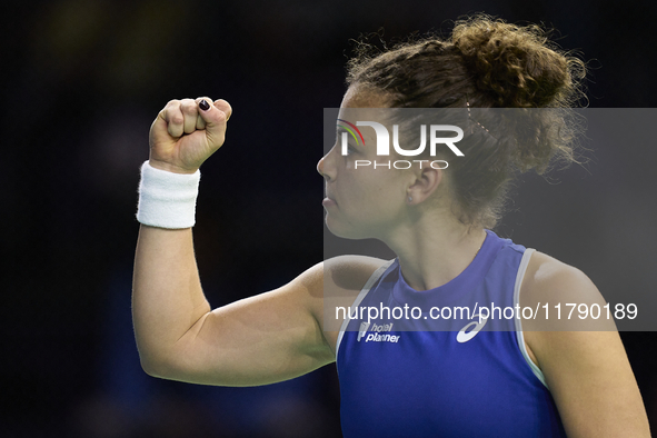 MALAGA, SPAIN - NOVEMBER 18: Jasmine Paolini of Team Italy in her singles match against Iga Swiatek of Team Poland in the Semi-Final tie bet...