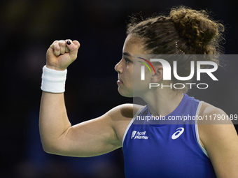 MALAGA, SPAIN - NOVEMBER 18: Jasmine Paolini of Team Italy in her singles match against Iga Swiatek of Team Poland in the Semi-Final tie bet...