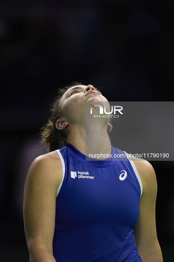 MALAGA, SPAIN - NOVEMBER 18: Jasmine Paolini of Team Italy in her singles match against Iga Swiatek of Team Poland in the Semi-Final tie bet...