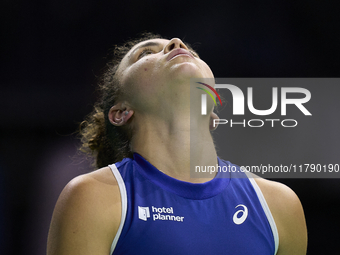 MALAGA, SPAIN - NOVEMBER 18: Jasmine Paolini of Team Italy in her singles match against Iga Swiatek of Team Poland in the Semi-Final tie bet...