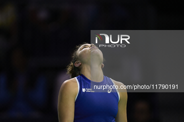 MALAGA, SPAIN - NOVEMBER 18: Jasmine Paolini of Team Italy in her singles match against Iga Swiatek of Team Poland in the Semi-Final tie bet...