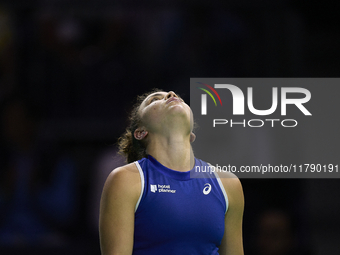 MALAGA, SPAIN - NOVEMBER 18: Jasmine Paolini of Team Italy in her singles match against Iga Swiatek of Team Poland in the Semi-Final tie bet...