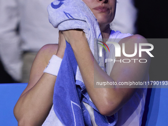 MALAGA, SPAIN - NOVEMBER 18: Iga Swiatek of Team Poland in her singles match against Jasmine Paolini of Team Italy in the Semi-Final tie bet...