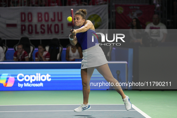 MALAGA, SPAIN - NOVEMBER 18: Jasmine Paolini of Team Italy in her singles match against Iga Swiatek of Team Poland in the Semi-Final tie bet...