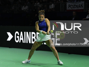 MALAGA, SPAIN - NOVEMBER 18: Jasmine Paolini of Team Italy in her singles match against Iga Swiatek of Team Poland in the Semi-Final tie bet...