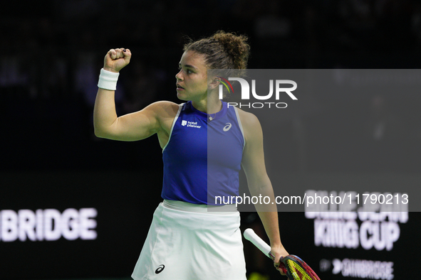 MALAGA, SPAIN - NOVEMBER 18: Jasmine Paolini of Team Italy in her singles match against Iga Swiatek of Team Poland in the Semi-Final tie bet...