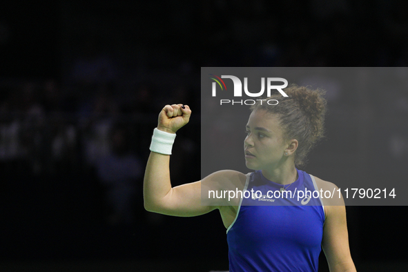 MALAGA, SPAIN - NOVEMBER 18: Jasmine Paolini of Team Italy in her singles match against Iga Swiatek of Team Poland in the Semi-Final tie bet...