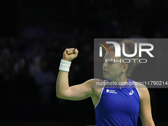 MALAGA, SPAIN - NOVEMBER 18: Jasmine Paolini of Team Italy in her singles match against Iga Swiatek of Team Poland in the Semi-Final tie bet...