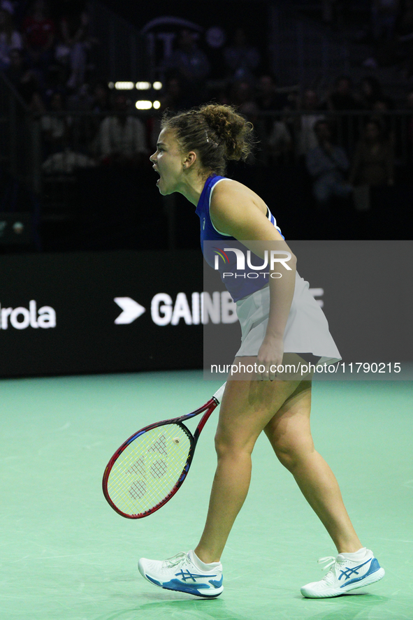 MALAGA, SPAIN - NOVEMBER 18: Jasmine Paolini of Team Italy in her singles match against Iga Swiatek of Team Poland in the Semi-Final tie bet...