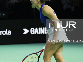 MALAGA, SPAIN - NOVEMBER 18: Jasmine Paolini of Team Italy in her singles match against Iga Swiatek of Team Poland in the Semi-Final tie bet...