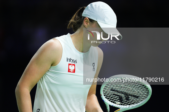 MALAGA, SPAIN - NOVEMBER 18: Iga Swiatek of Team Poland in her singles match against Jasmine Paolini of Team Italy in the Semi-Final tie bet...