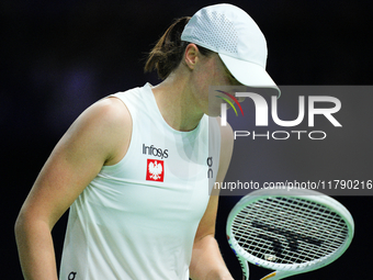 MALAGA, SPAIN - NOVEMBER 18: Iga Swiatek of Team Poland in her singles match against Jasmine Paolini of Team Italy in the Semi-Final tie bet...