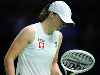 MALAGA, SPAIN - NOVEMBER 18: Iga Swiatek of Team Poland in her singles match against Jasmine Paolini of Team Italy in the Semi-Final tie bet...