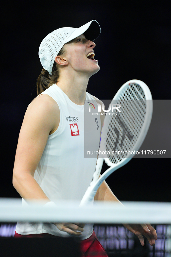 MALAGA, SPAIN - NOVEMBER 18: Iga Swiatek of Team Poland in her singles match against Jasmine Paolini of Team Italy in the Semi-Final tie bet...