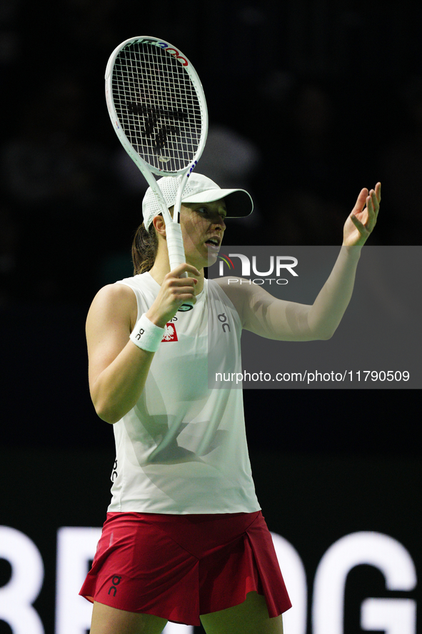 MALAGA, SPAIN - NOVEMBER 18: Iga Swiatek of Team Poland in her singles match against Jasmine Paolini of Team Italy in the Semi-Final tie bet...