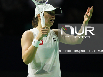 MALAGA, SPAIN - NOVEMBER 18: Iga Swiatek of Team Poland in her singles match against Jasmine Paolini of Team Italy in the Semi-Final tie bet...