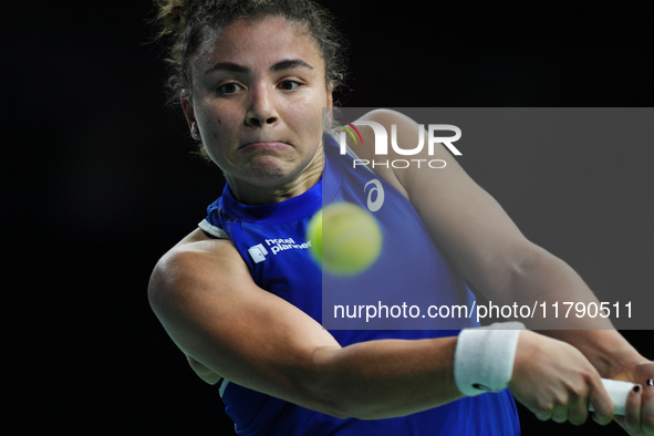 MALAGA, SPAIN - NOVEMBER 18: Jasmine Paolini of Team Italy in her singles match against Iga Swiatek of Team Poland in the Semi-Final tie bet...