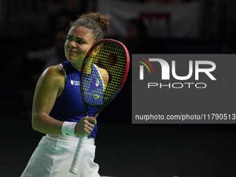 MALAGA, SPAIN - NOVEMBER 18: Jasmine Paolini of Team Italy in her singles match against Iga Swiatek of Team Poland in the Semi-Final tie bet...