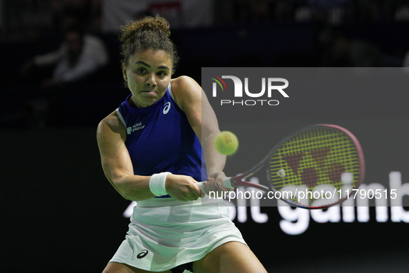 MALAGA, SPAIN - NOVEMBER 18: Jasmine Paolini of Team Italy in her singles match against Iga Swiatek of Team Poland in the Semi-Final tie bet...