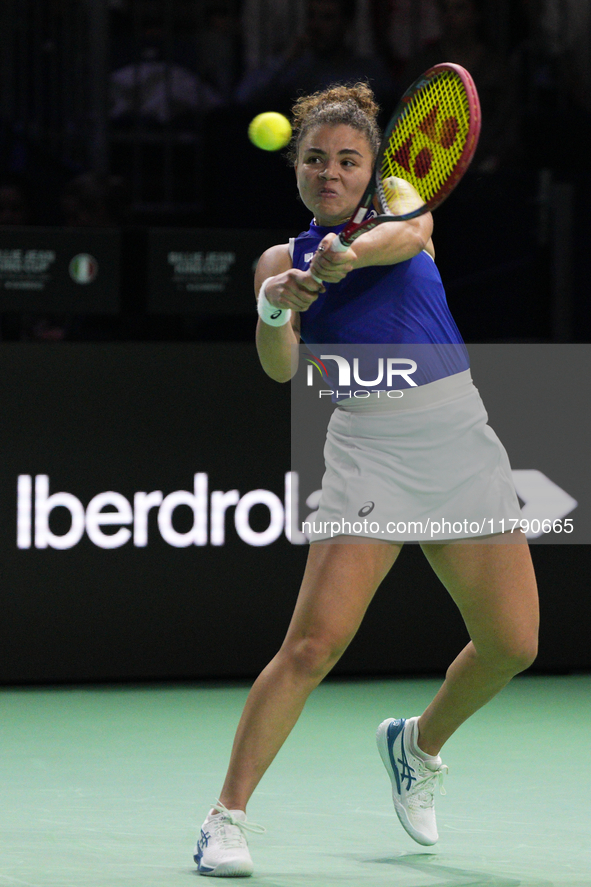 MALAGA, SPAIN - NOVEMBER 18: Jasmine Paolini of Team Italy in her singles match against Iga Swiatek of Team Poland in the Semi-Final tie bet...