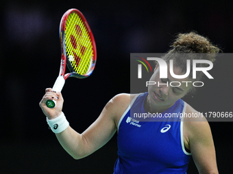 MALAGA, SPAIN - NOVEMBER 18: Jasmine Paolini of Team Italy in her singles match against Iga Swiatek of Team Poland in the Semi-Final tie bet...