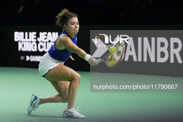 MALAGA, SPAIN - NOVEMBER 18: Jasmine Paolini of Team Italy in her singles match against Iga Swiatek of Team Poland in the Semi-Final tie bet...