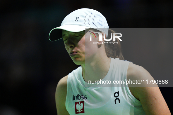 MALAGA, SPAIN - NOVEMBER 18: Iga Swiatek of Team Poland in her singles match against Jasmine Paolini of Team Italy in the Semi-Final tie bet...